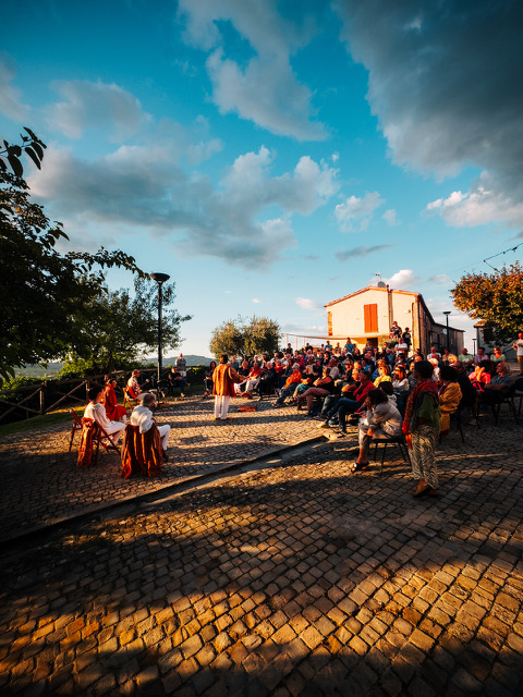 Bilancio straordinario della sesta edizione de “Le Mille e una Notti in Valconca – Decamerone”, conclusa a Onferno martedì 2 settembre alla luce un suggestivo tramonto.